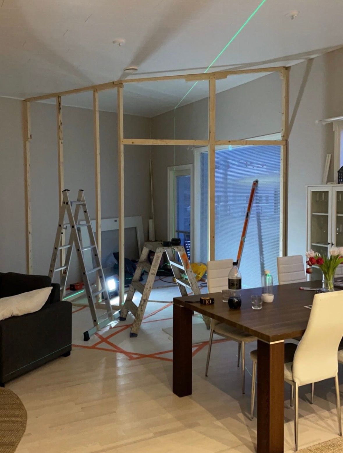 Väliseinän runkotyöt ja linjaus lasermittauksella Vantaa. Tarkat väliseinätyöt asuintiloihin ja huoneistoremontteihin.