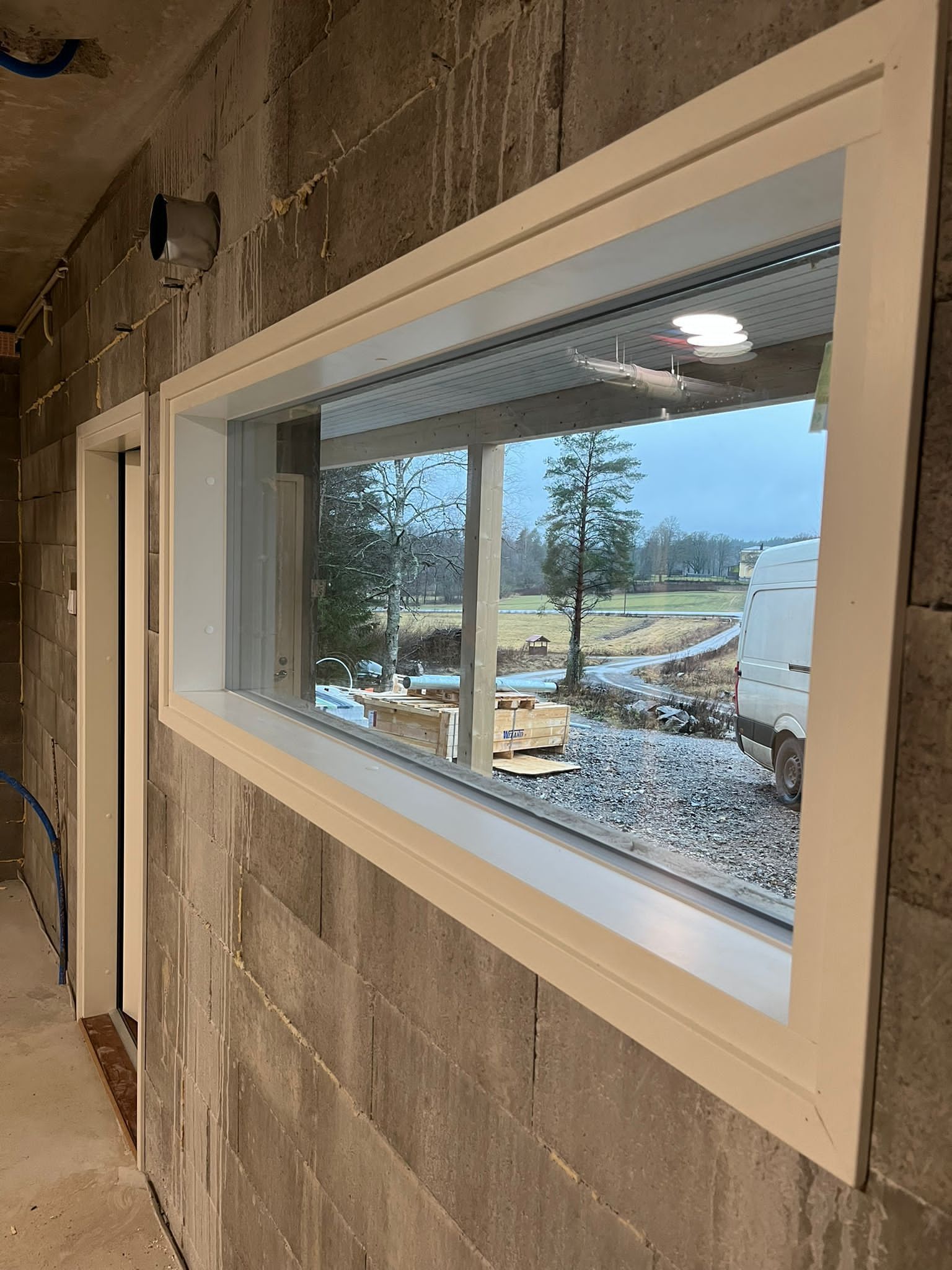 Timanttisahattu ikkuna-aukko harkkoseinään Vantaa. Siistit leikkauspinnat ja tarkka timanttisahaus saneerauskohteissa.