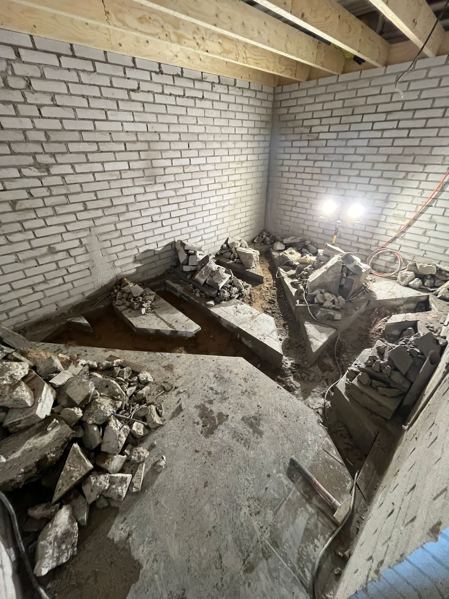 Betonirakenteiden purku ja timanttisahaus saneerauskohteessa. Siisti ja tehokas purkupalvelu Helsinki ja Espoo.