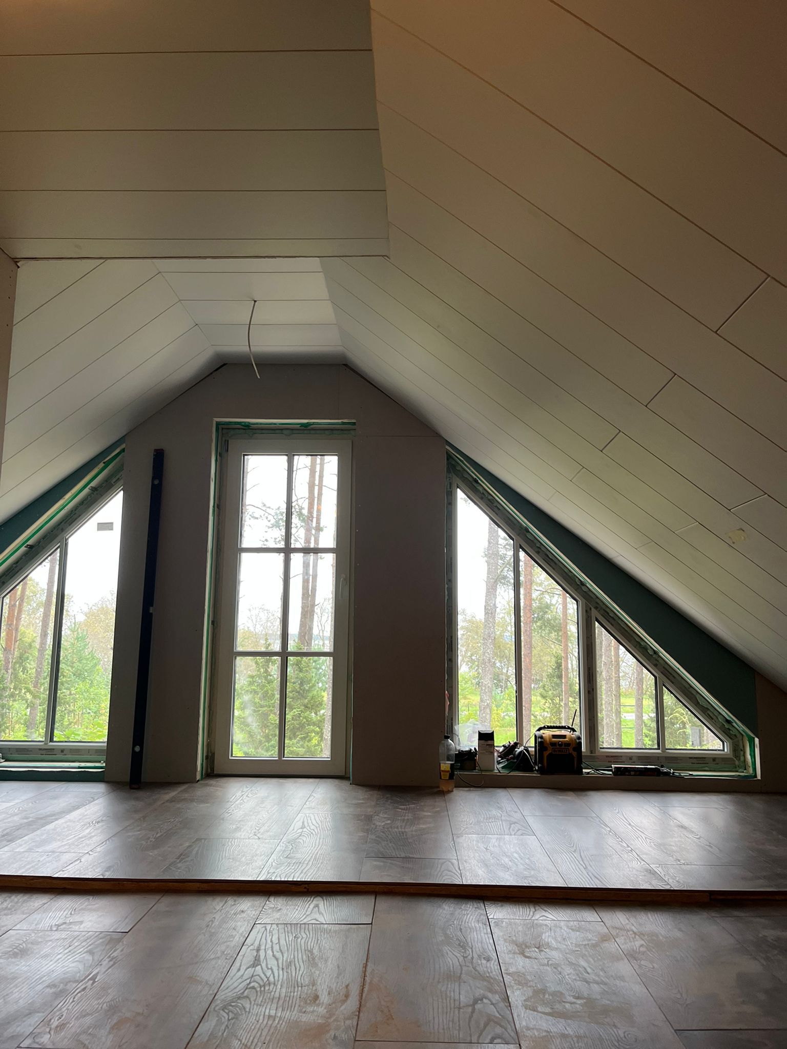 Väliseinätyöt ja sisäkaton rakentaminen saneerauskohteessa Tuusula. Millintarkka sisärakentaminen ja tilamuutokset.