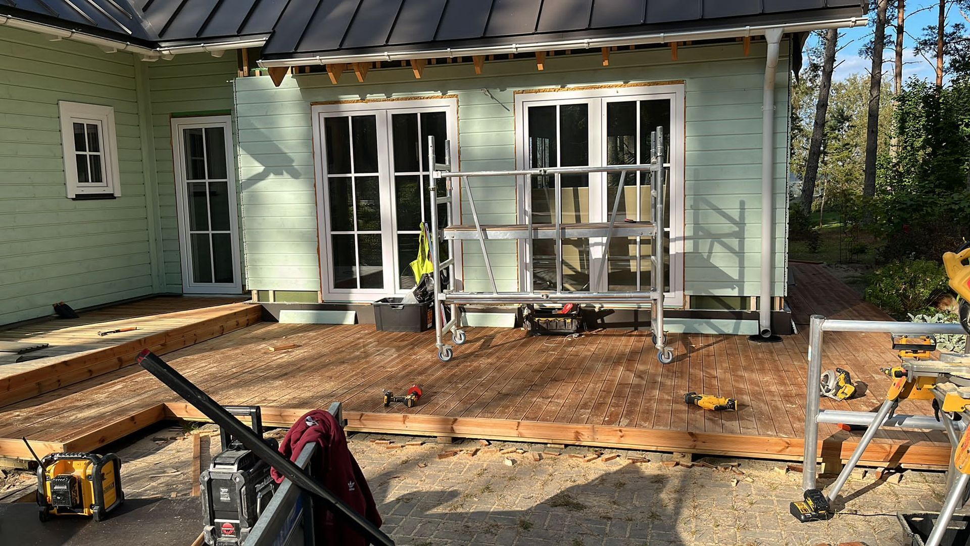 Terassin rakennus ja ulkovuoraus pientaloon Nurmijärvi. Laadukkaat rakennustyöt ja viimeistely asiantuntemuksella.