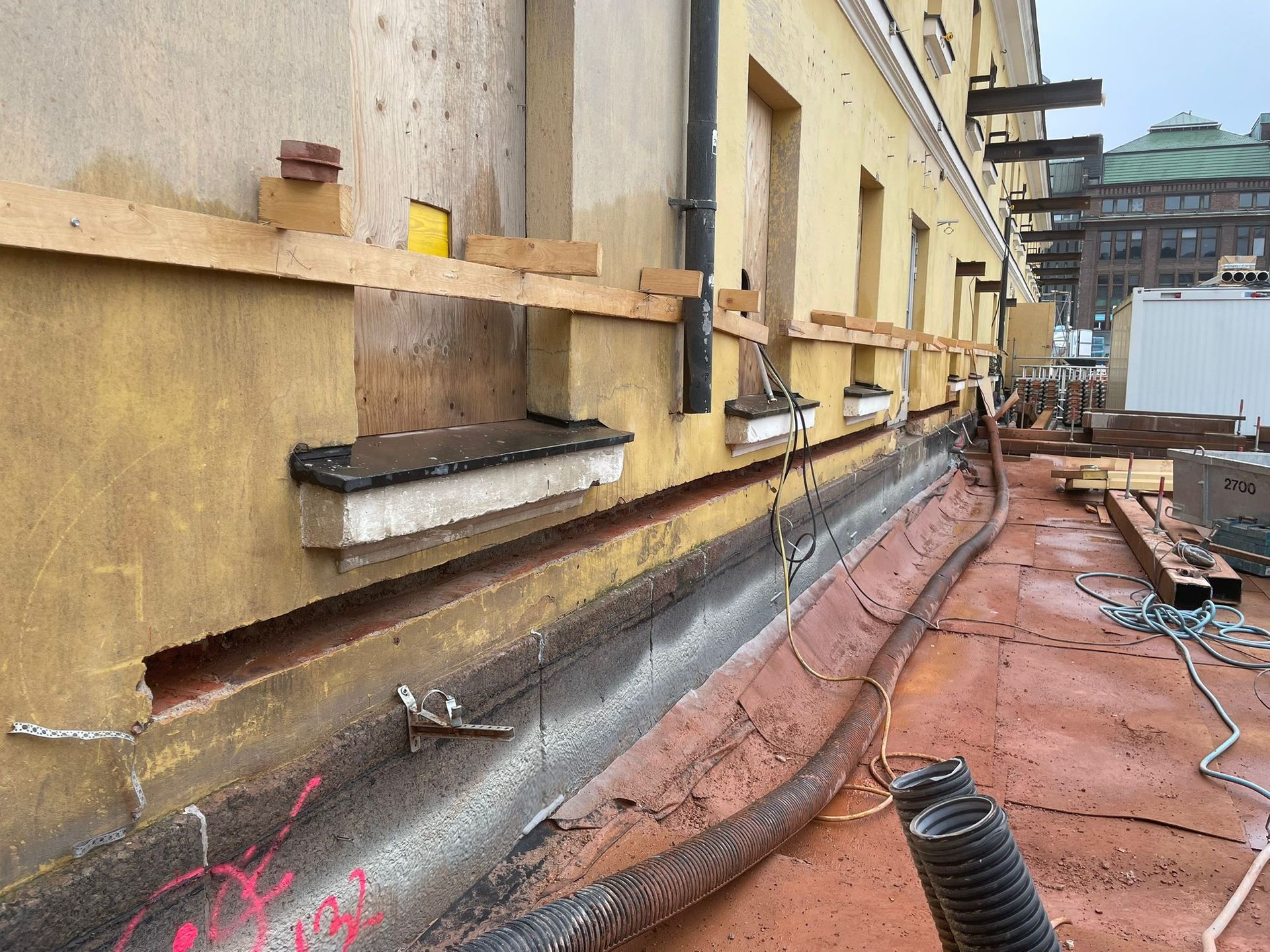 Timanttisahattu ikkuna-aukko harkkoseinään Vantaa. Siistit leikkauspinnat ja tarkka timanttisahaus saneerauskohteissa.