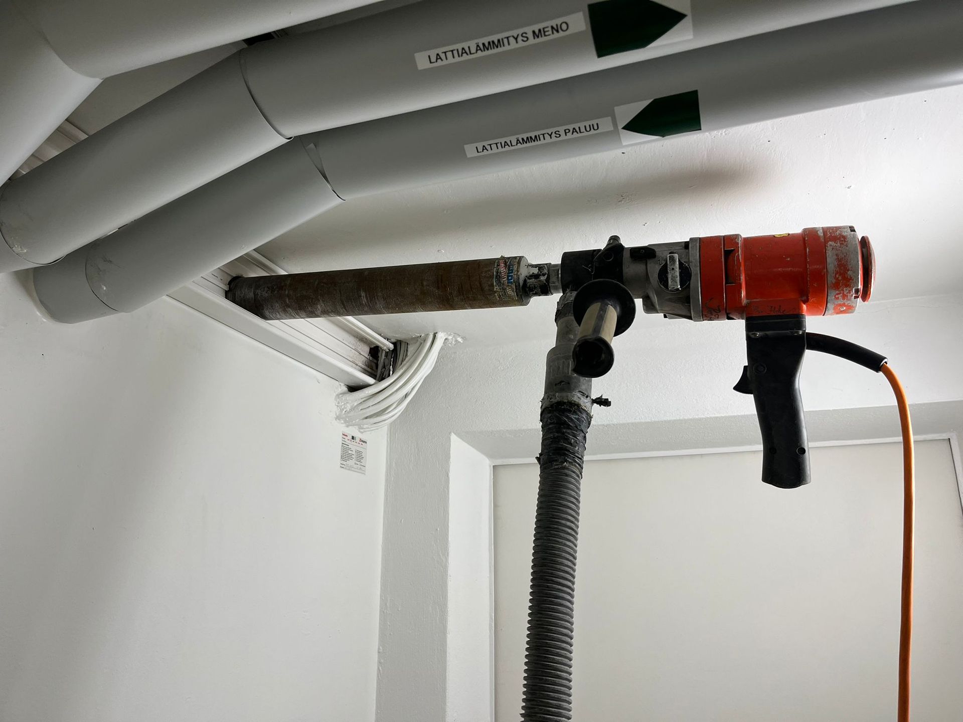 Mittatarkat timanttiporaukset ja putkien läpiviennit saneerauskohteessa Vantaalla ja Pornaisissa.