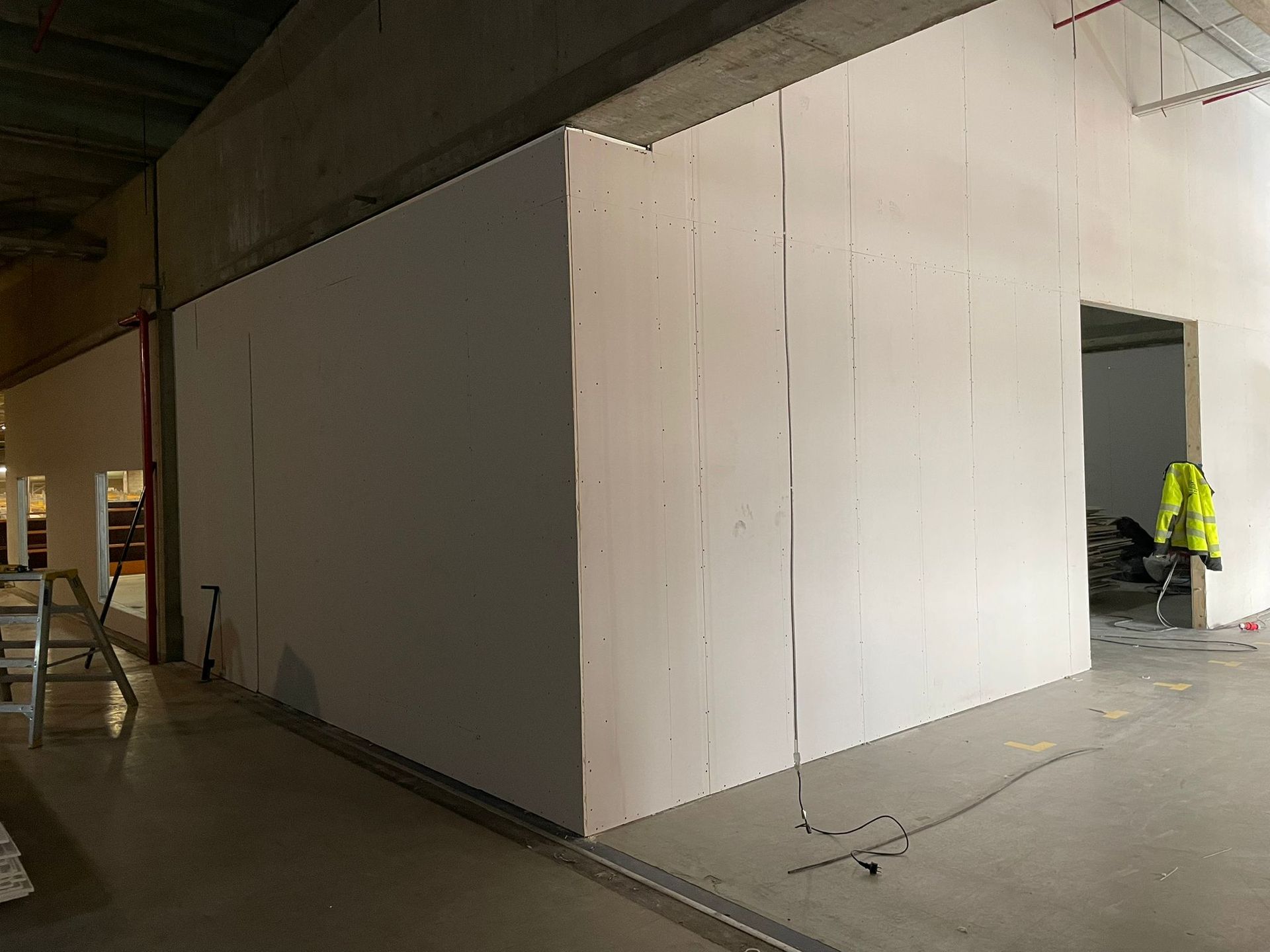 Mittatarkat timanttiporaukset ja putkien läpiviennit saneerauskohteessa Vantaalla ja Pornaisissa.