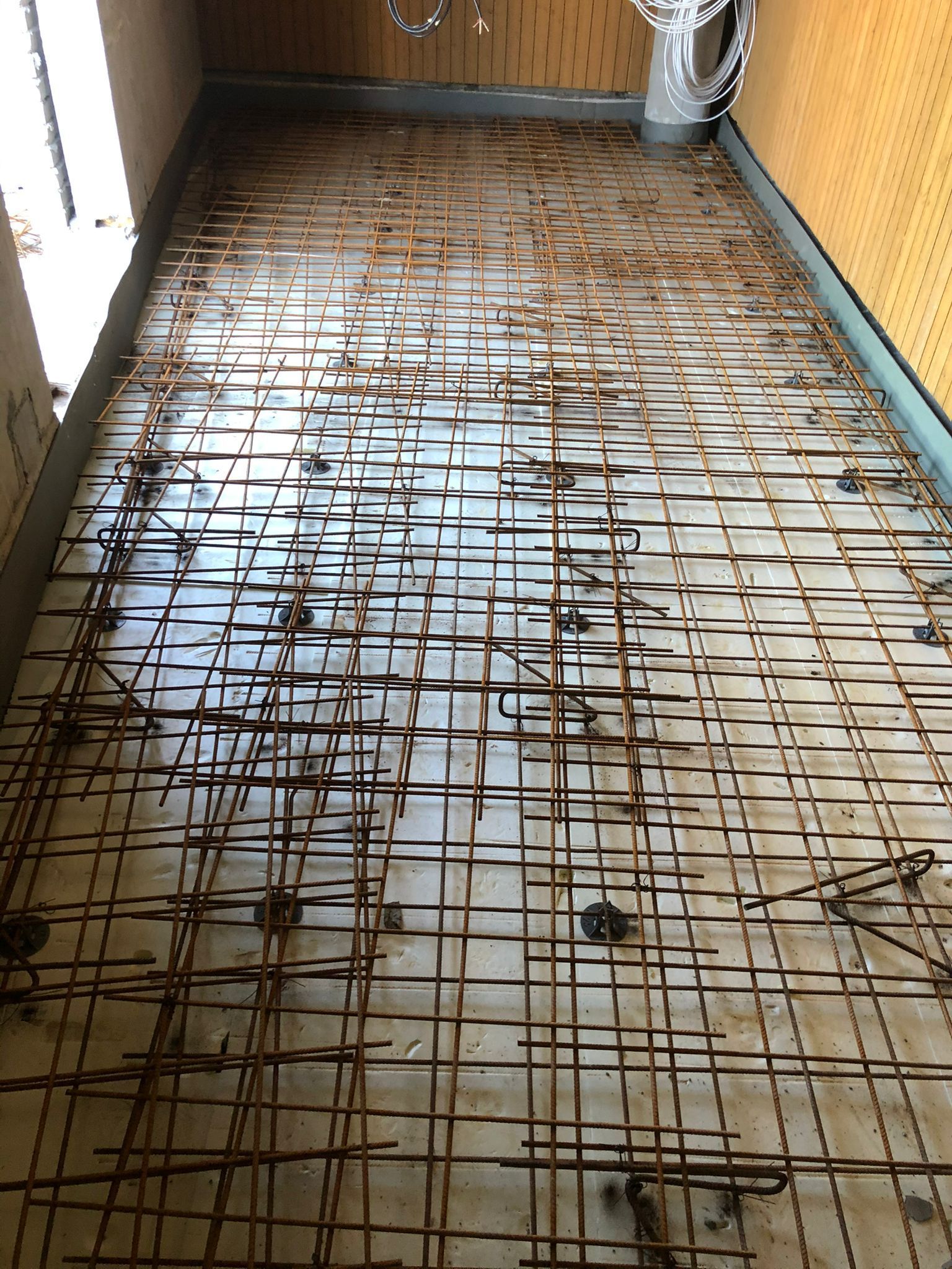 Lattian raudoitustyöt ja valun valmistelu Espoo. Huolelliset pohjatyöt ja rakennusurakointi saneerauskohteissa.