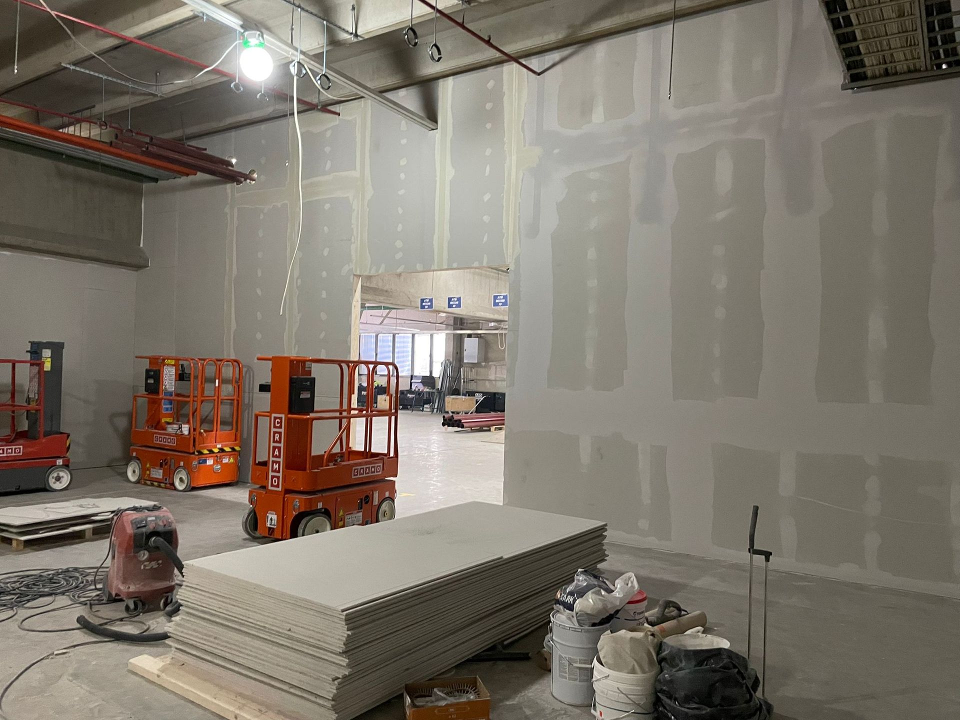 Laajat väliseinätyöt ja tilamuutokset Helsinki. Teräsrunkoiset kipsilevyseinät ja sisärakentaminen toimitiloihin.