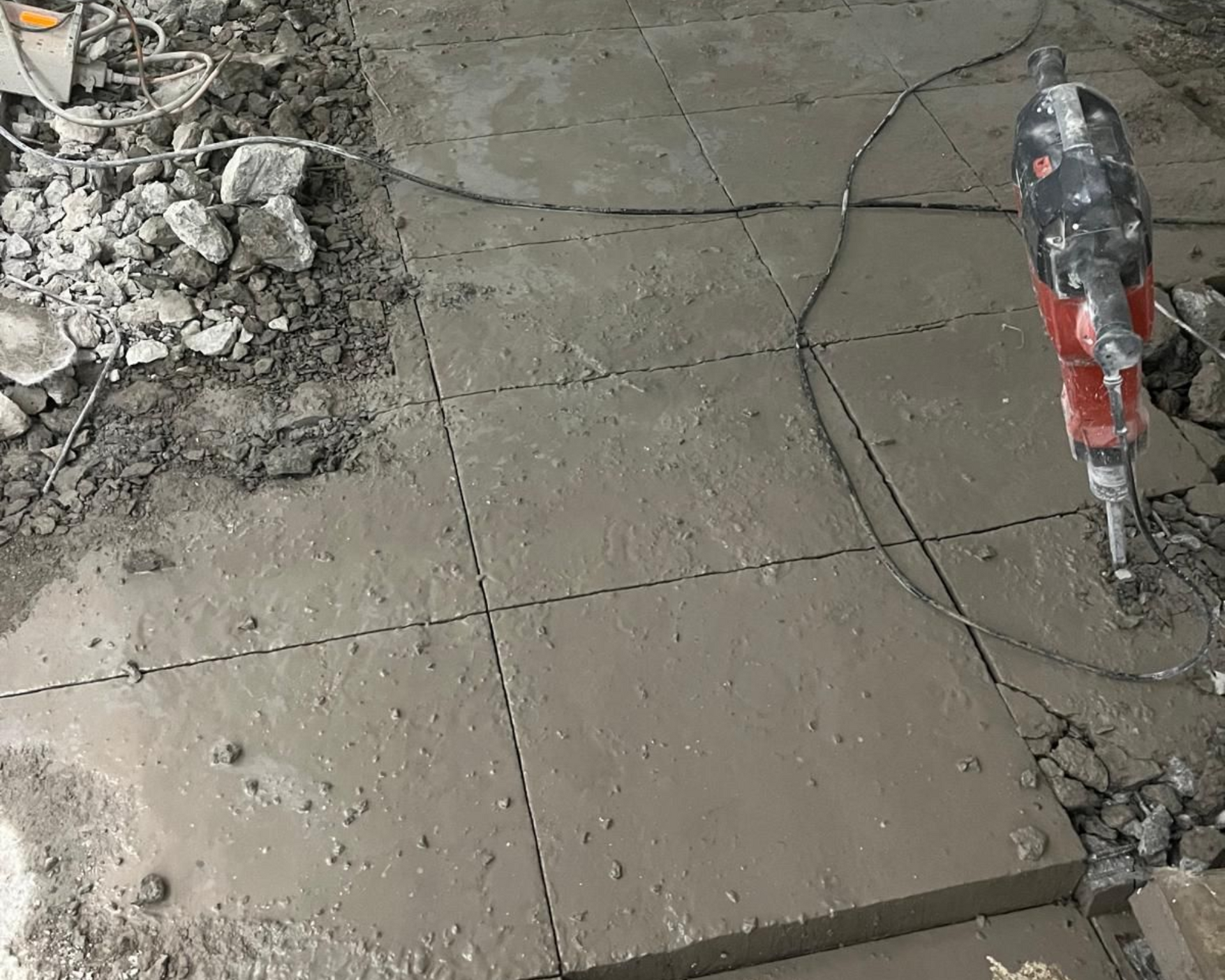 Mittatarkat timanttiporaukset ja putkien läpiviennit saneerauskohteessa Vantaalla ja Pornaisissa.