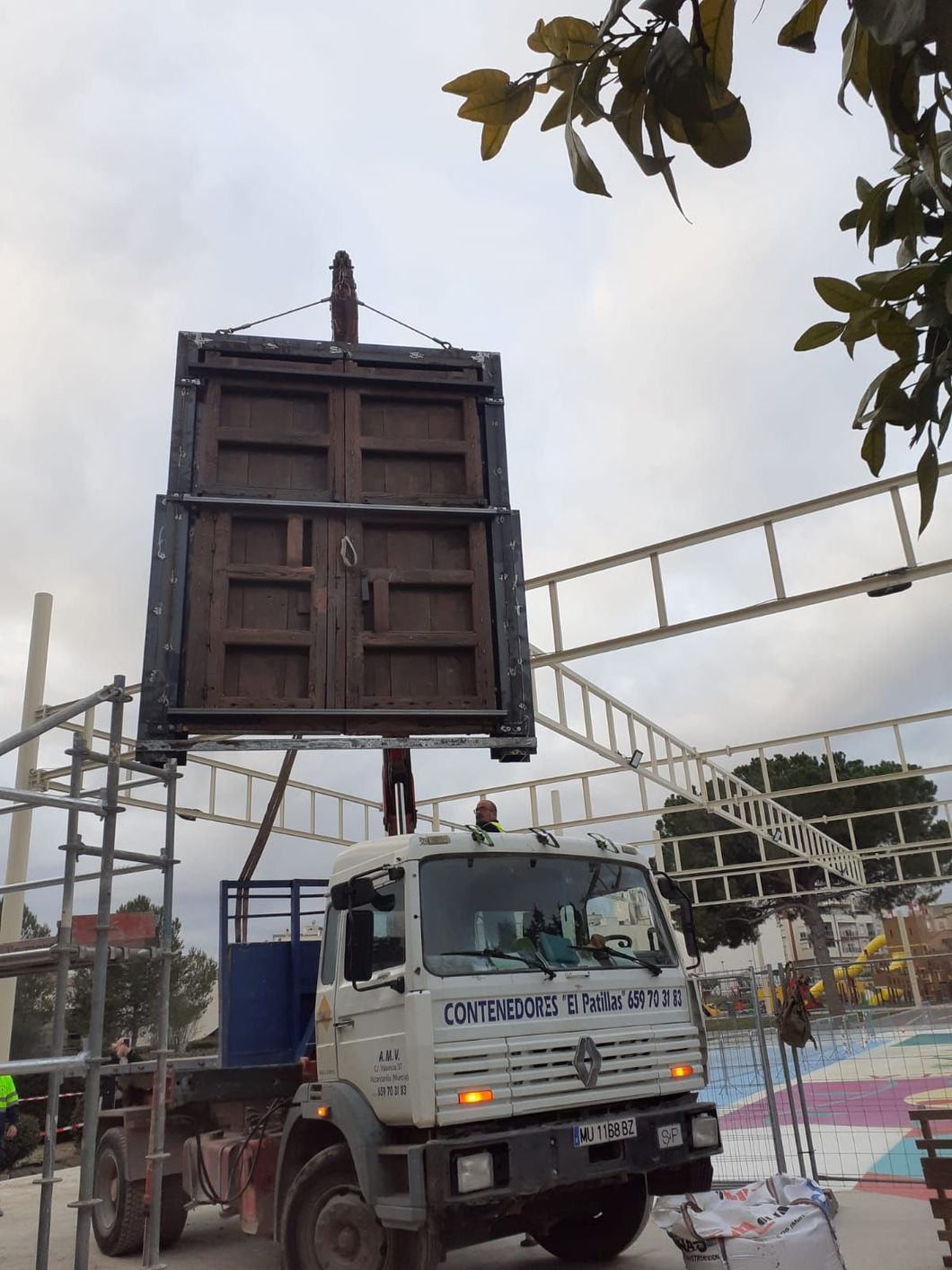 Un camión blanco con la palabra construcciones en el costado