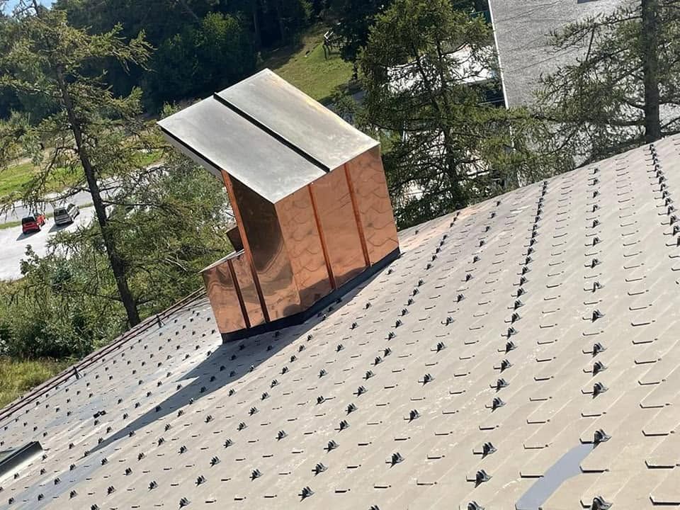 Charpente de toit en bois avec sous-couche bleue sur une maison en construction