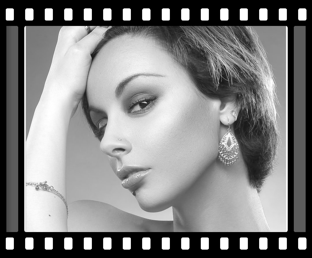 Femme avec boucles d'oreilles