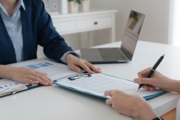 Besprechung von Bericht