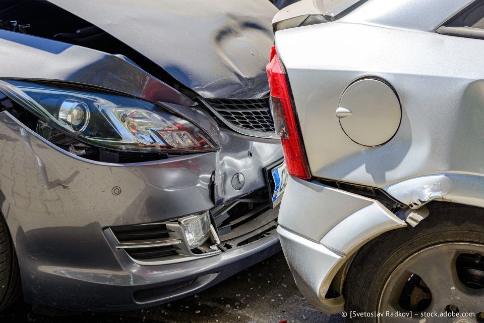 Zwei Autos, ein silbernes und ein graues, wurden bei einem Zusammenstoß schwer beschädigt.