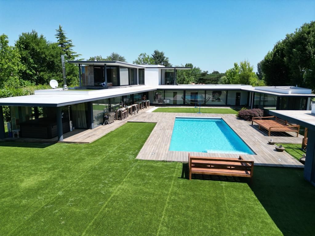 Vue d'un toit plat et d'une piscine.