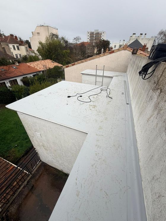 Un toit plat et un fil.