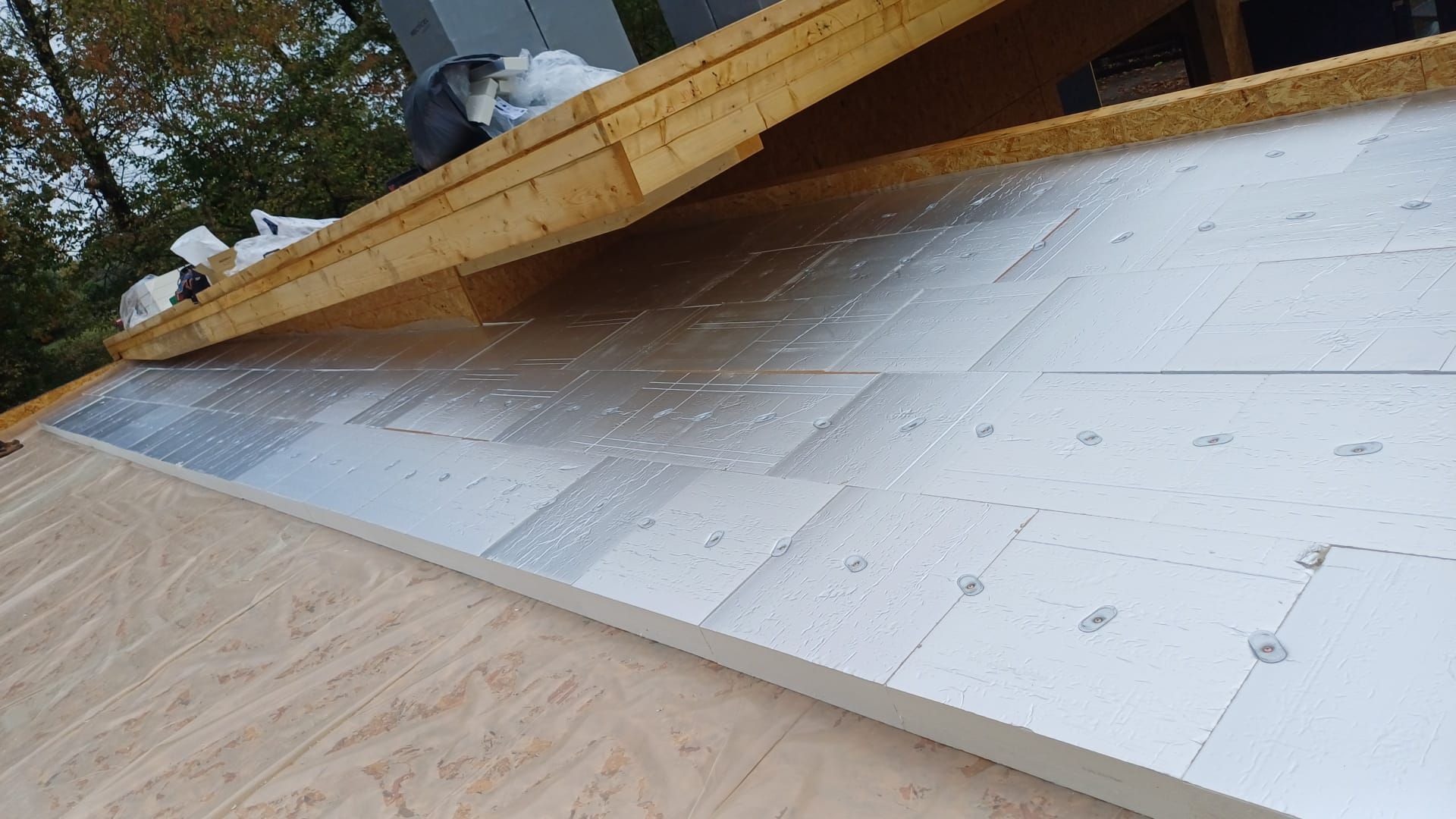 Un toit qui se fait isoler.