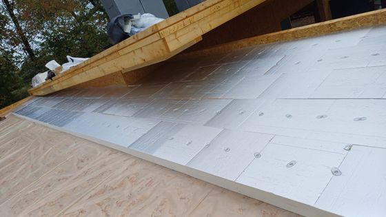 Un toit qui se fait isoler.