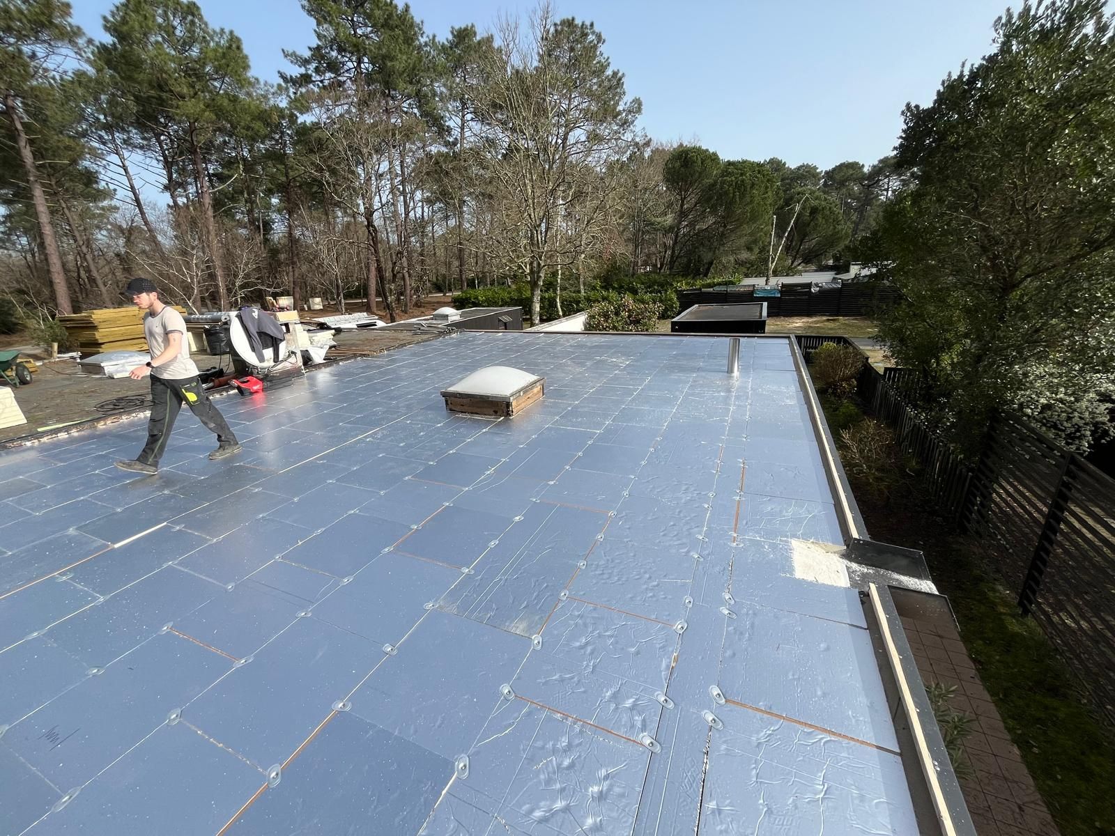 Vue en plongée de plusieurs toits.