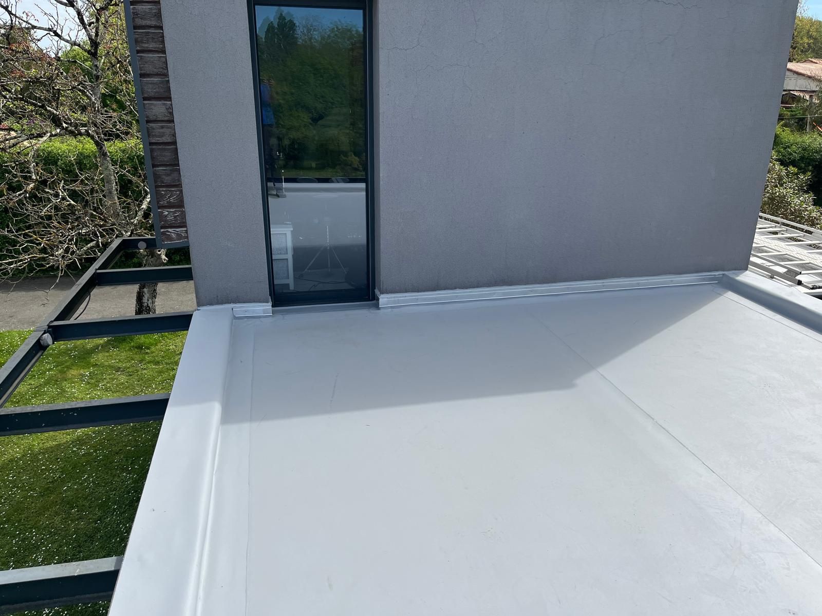 Une fenêtre de toit entourée d'une structure métallique et d'une isolation thermique jaune.