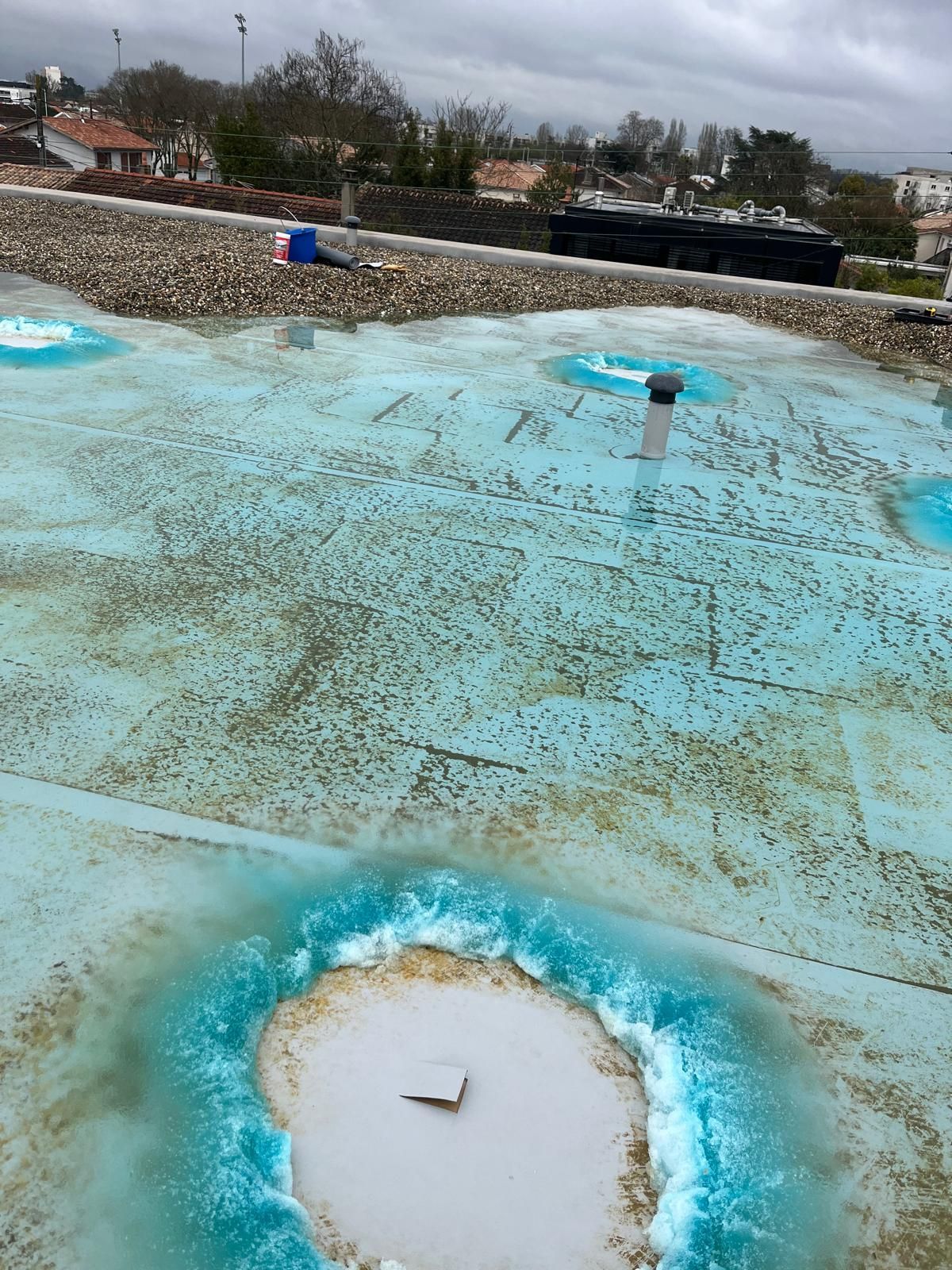 Gros plan sur un liquide bleu turquoise.