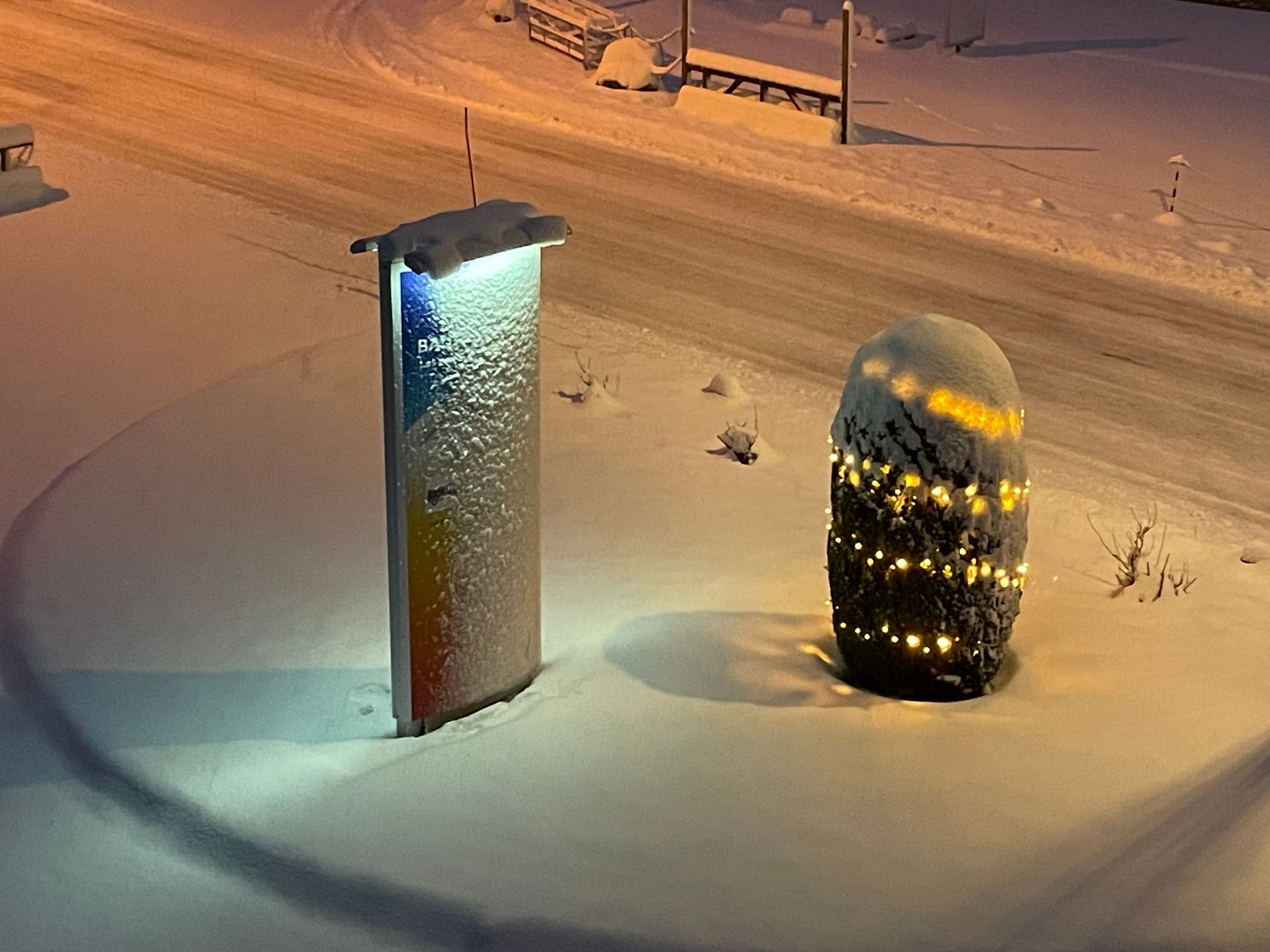 Panneau publicitaire dans la nuit