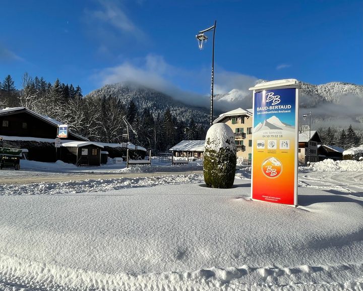 Les locaux de l'entreprise dans la neige