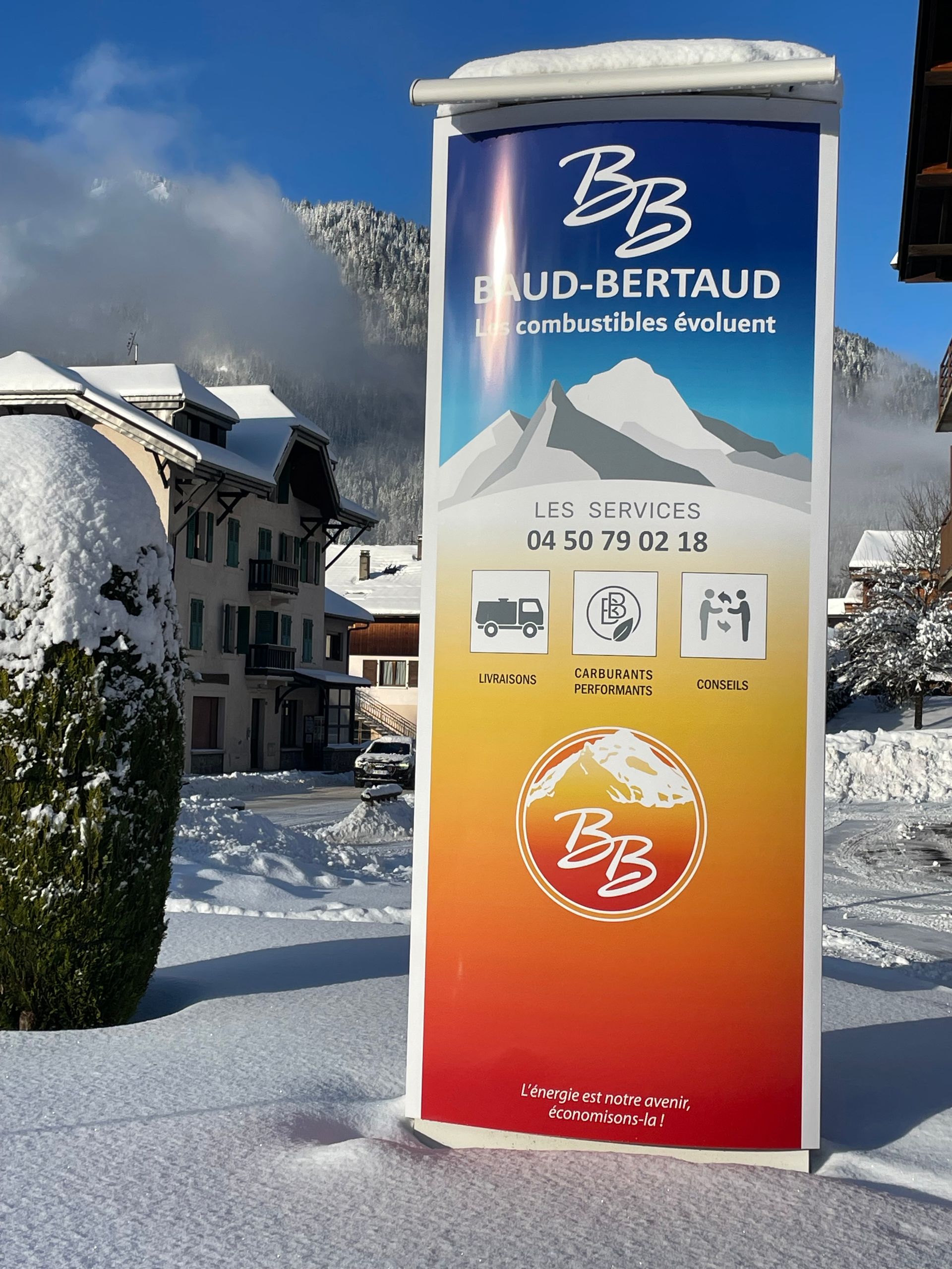 Gros plan d'un panneau BB avec une montagne