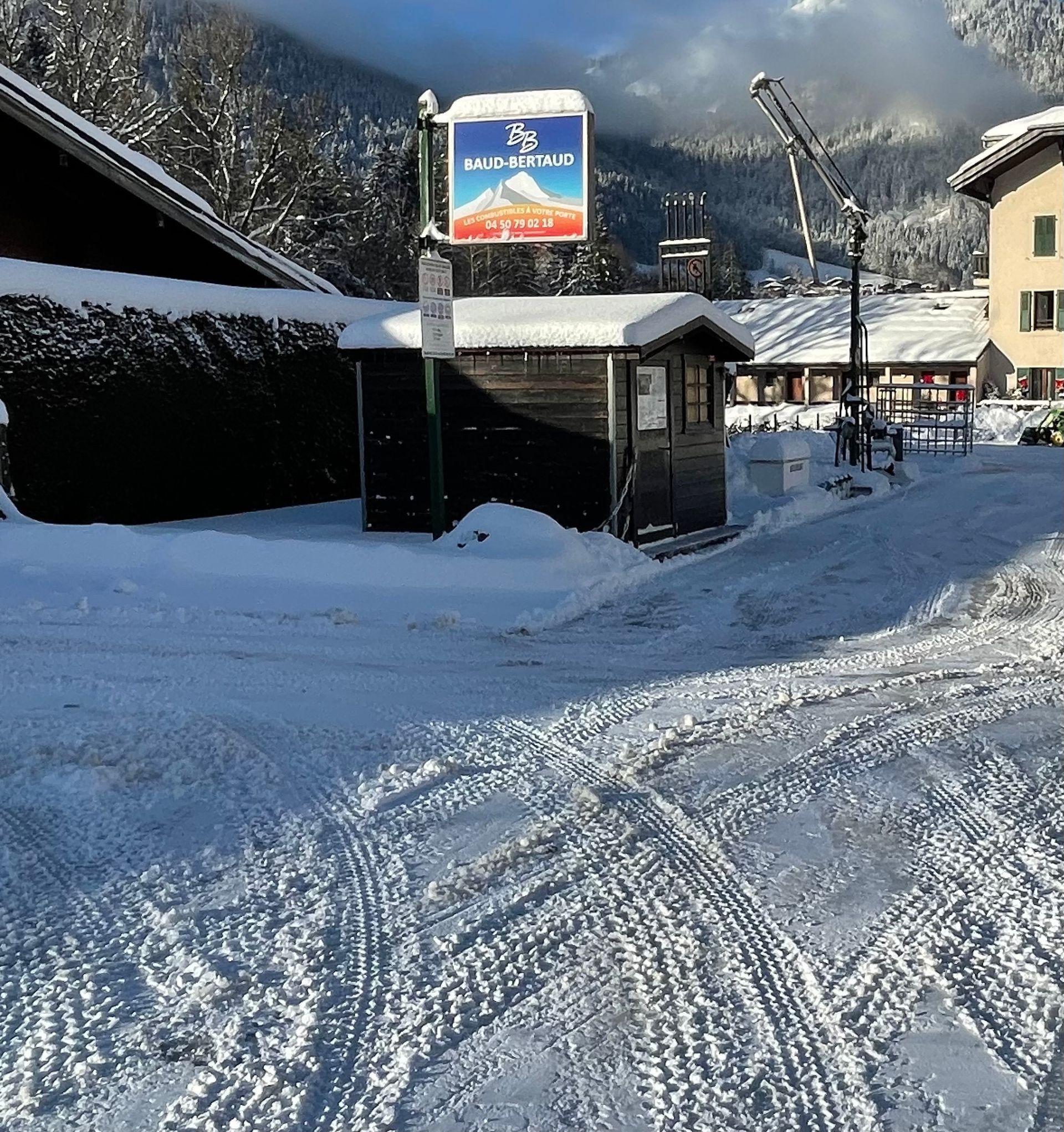 Petite cabane en bois sous la neige