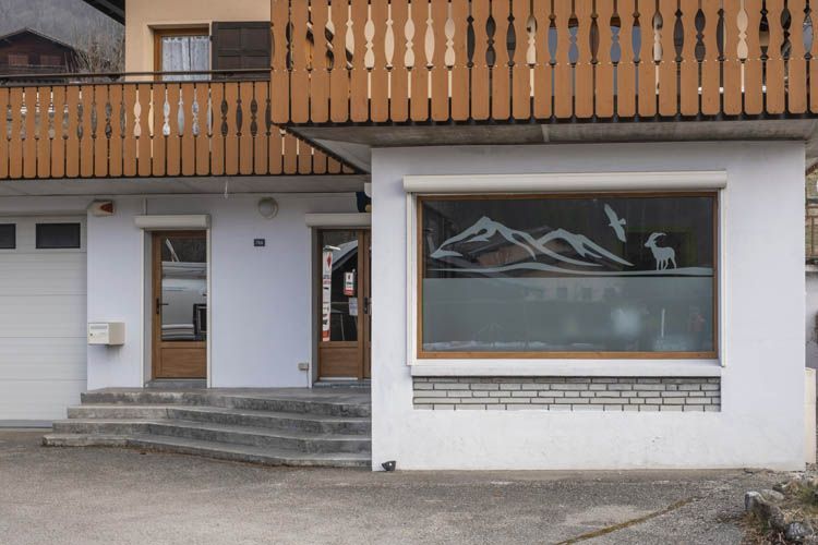 Une vitre avec une gravure de montagne