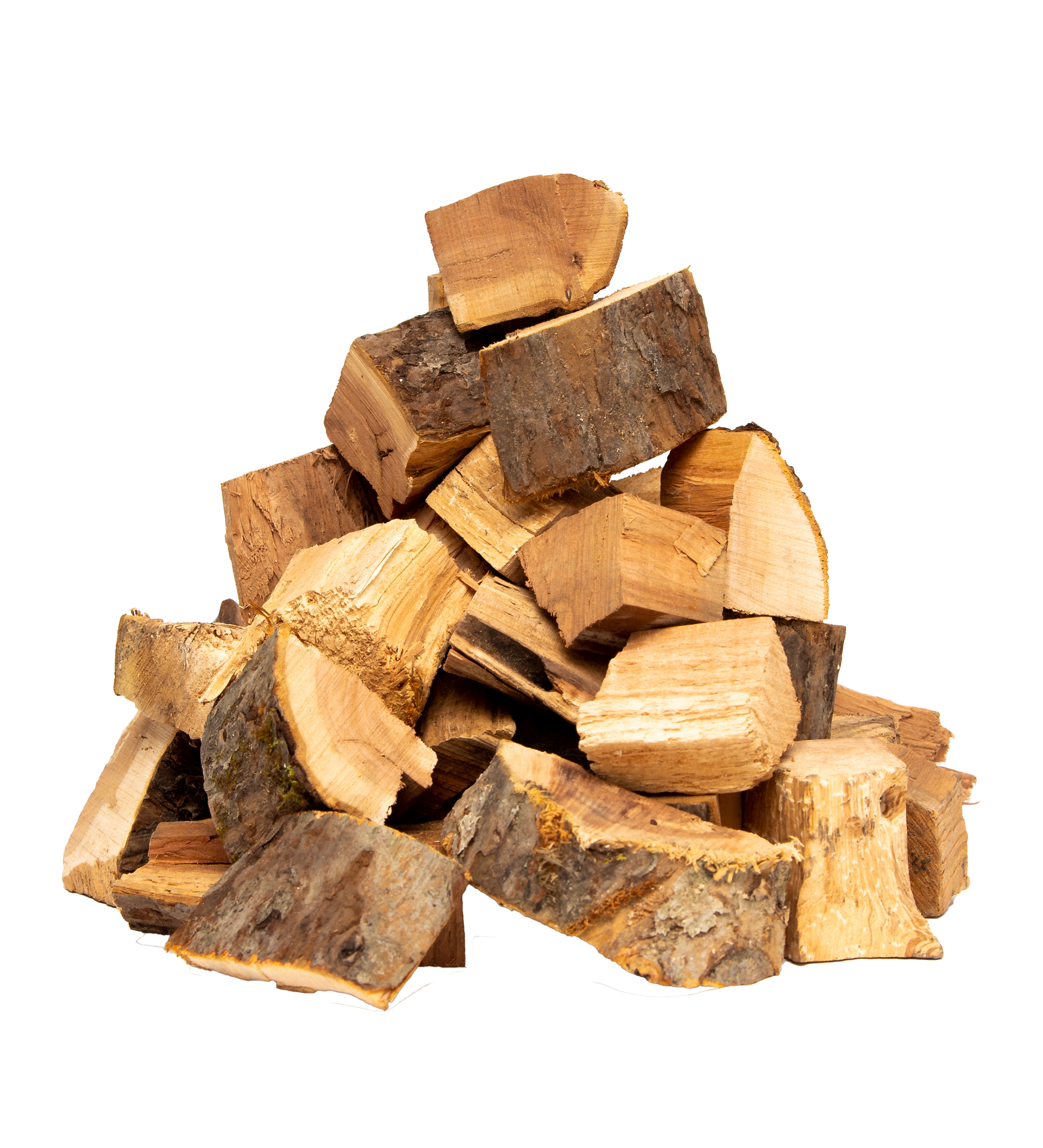 Un tas de bûches de bois de chauffage fendues, empilées sur un fond blanc