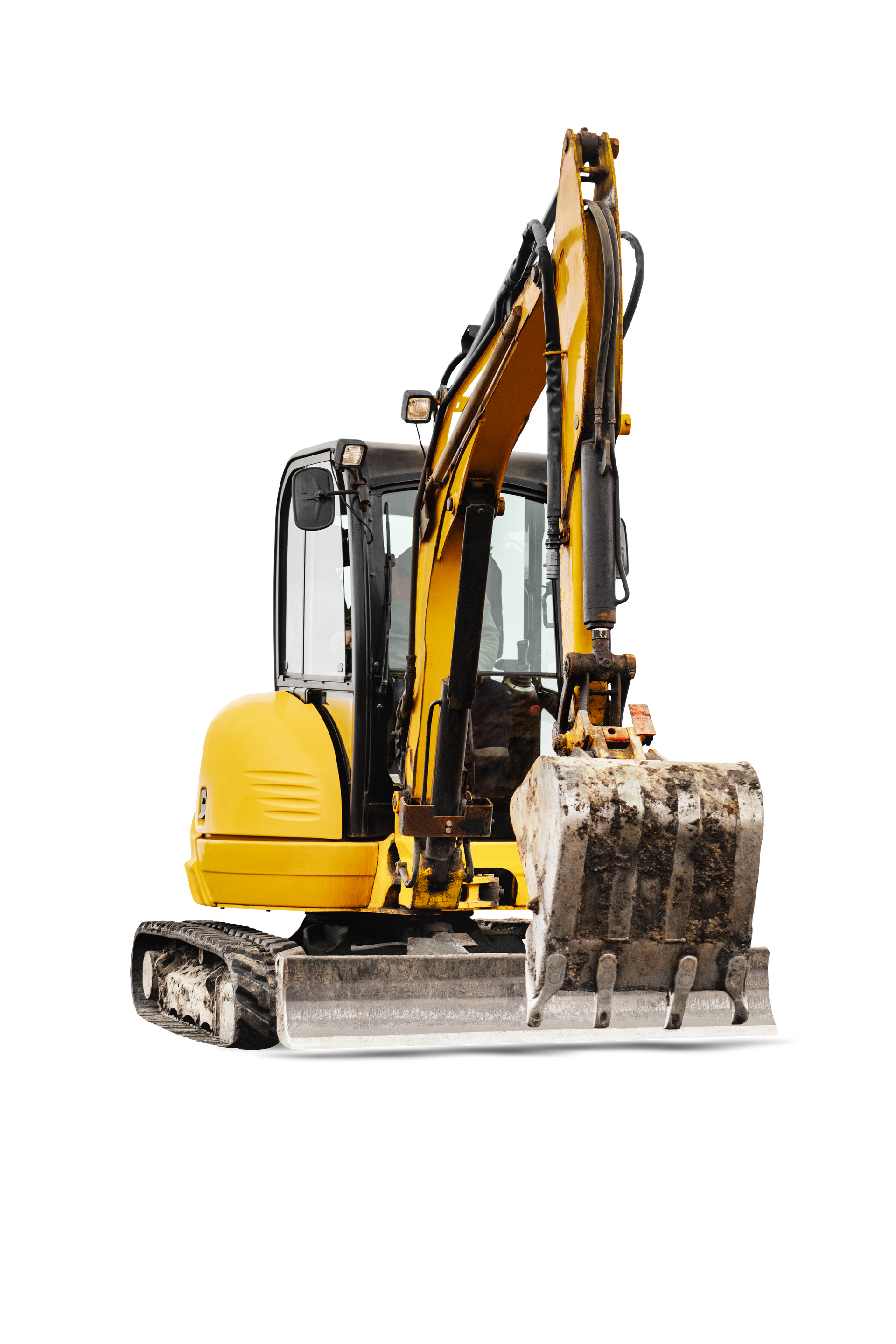 Excavatrice jaune avec le bras et le godet levés sur fond blanc