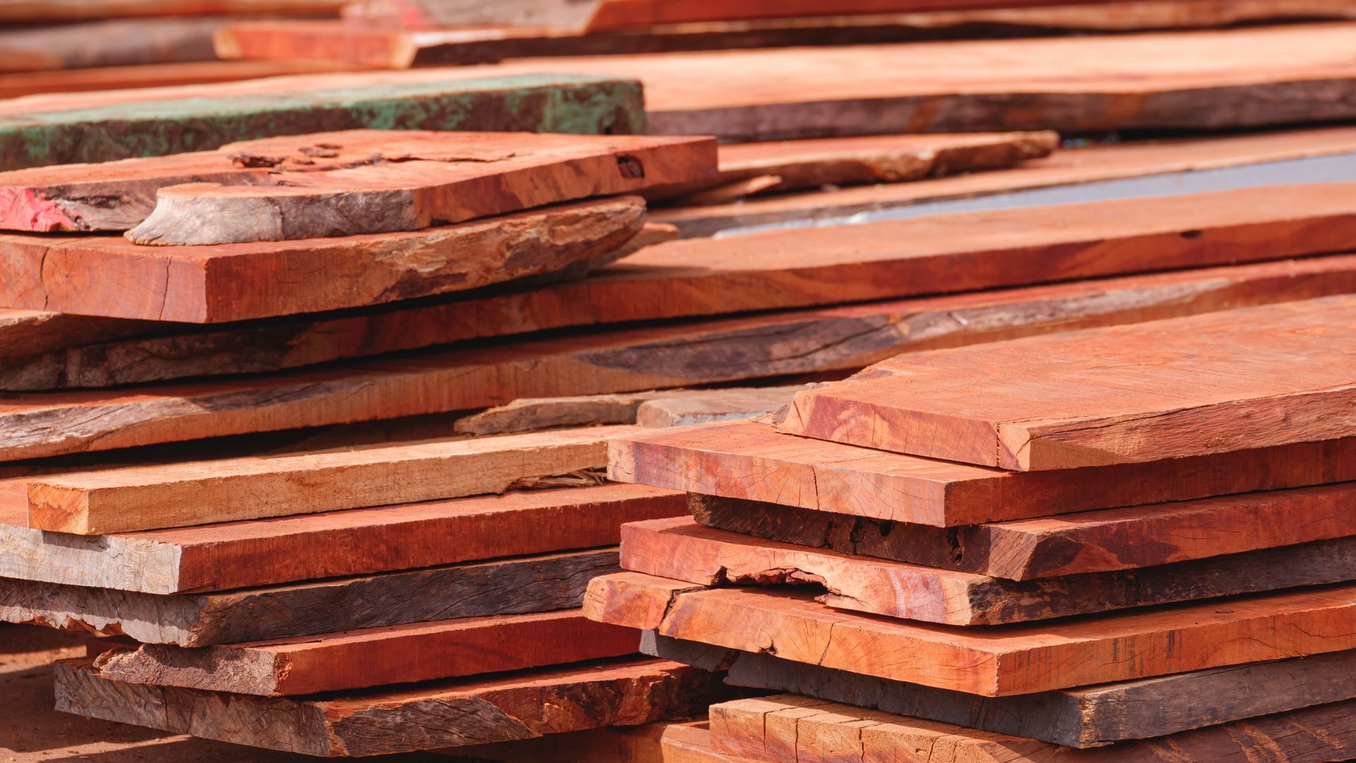 Des piles de tuiles ou de briques en terre cuite rougeâtre disposées à l’horizontale.