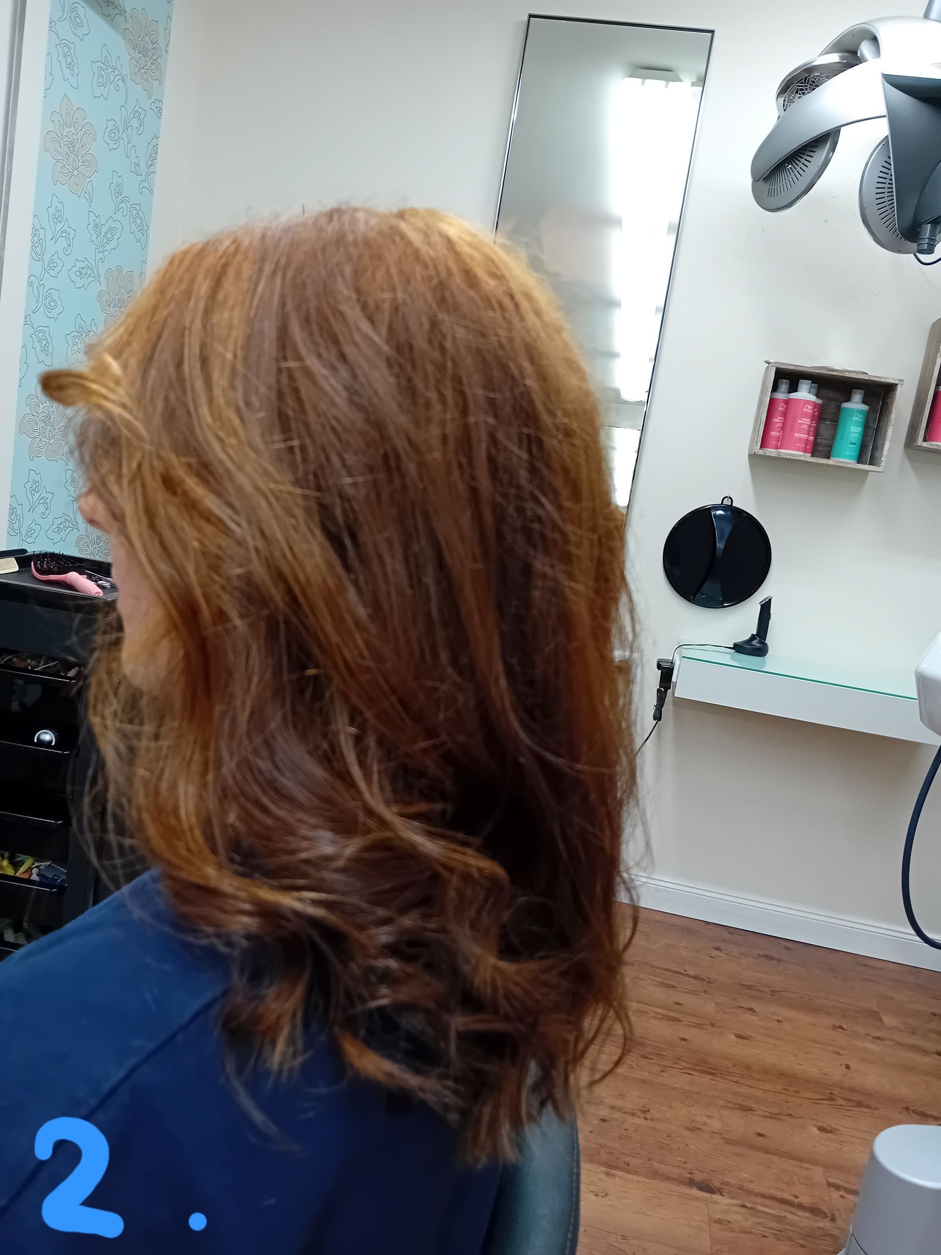 Damenfrisur mit Volumenwellen und glänzendem Finish