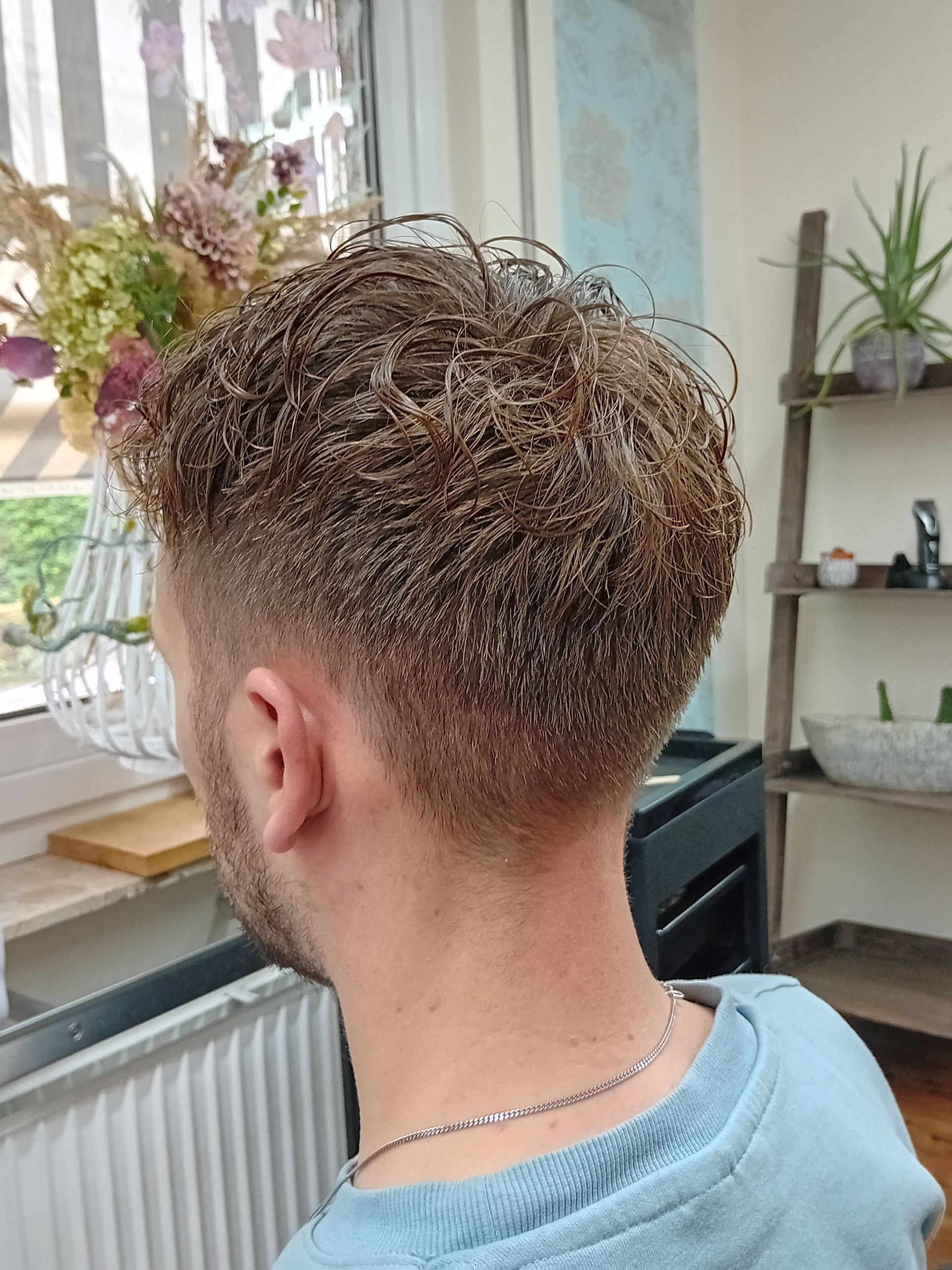 Rückansicht eines Herrenhaarschnitts mit sanftem Verlauf und Textur