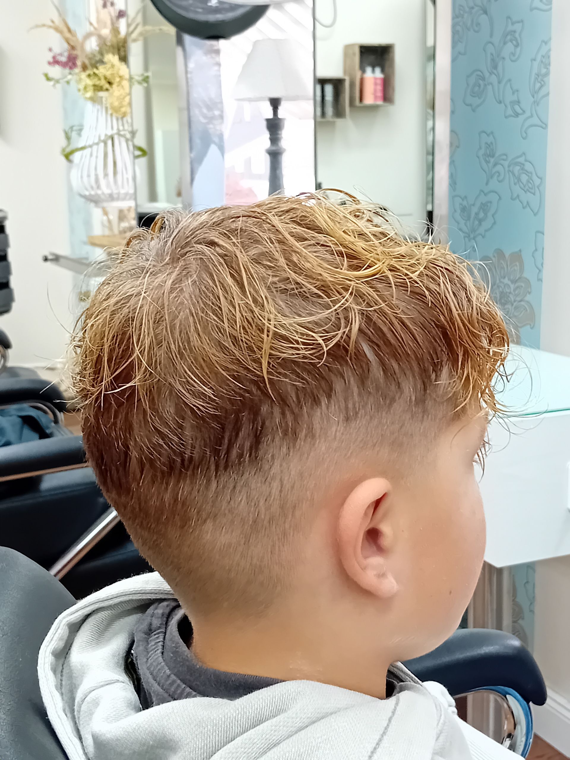 Seitenansicht eines modernen Kurzhaarschnitts mit Übergang und Struktur