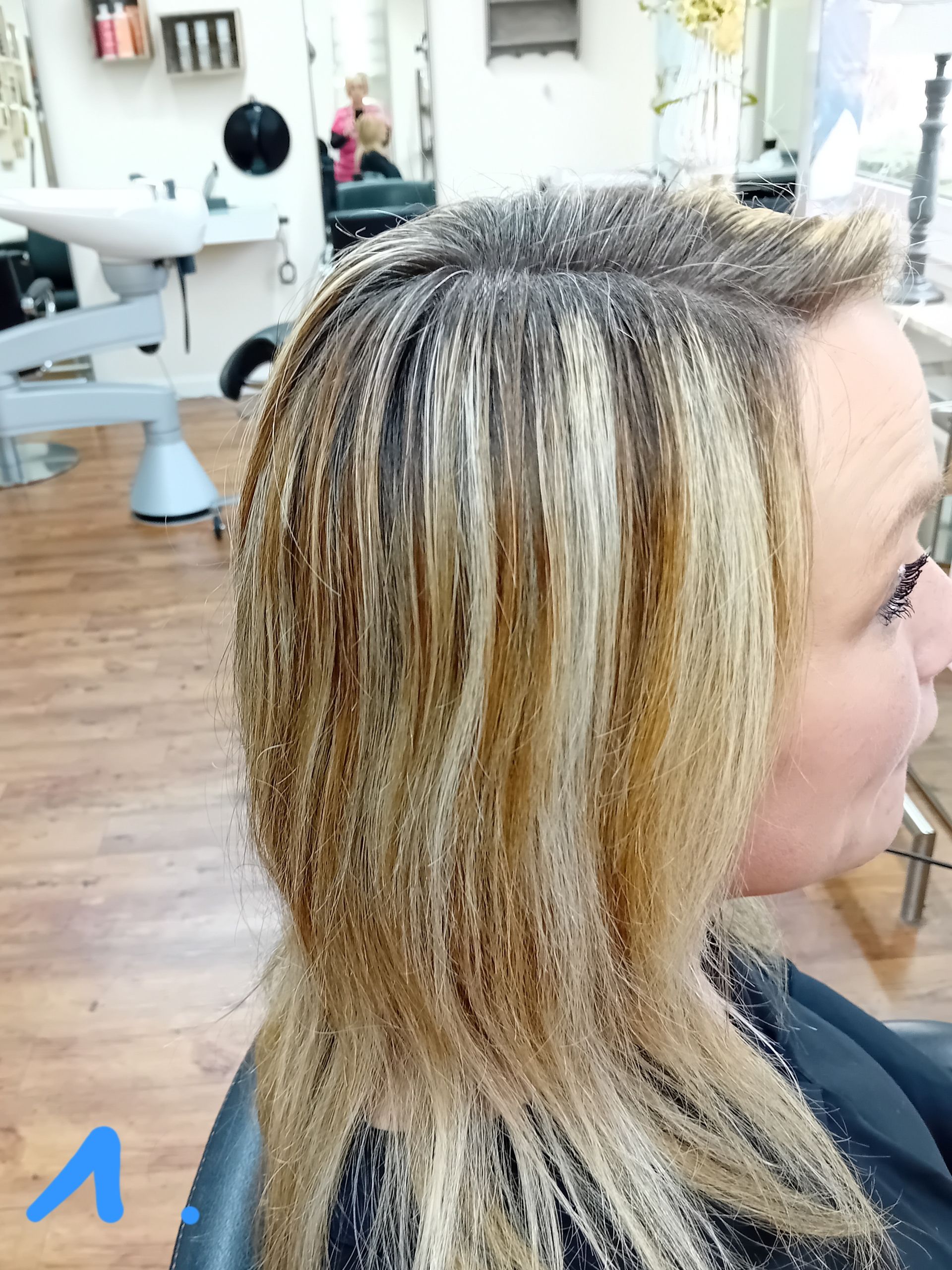 Glattes, blondiertes Haar mit sanftem Glanzfinish