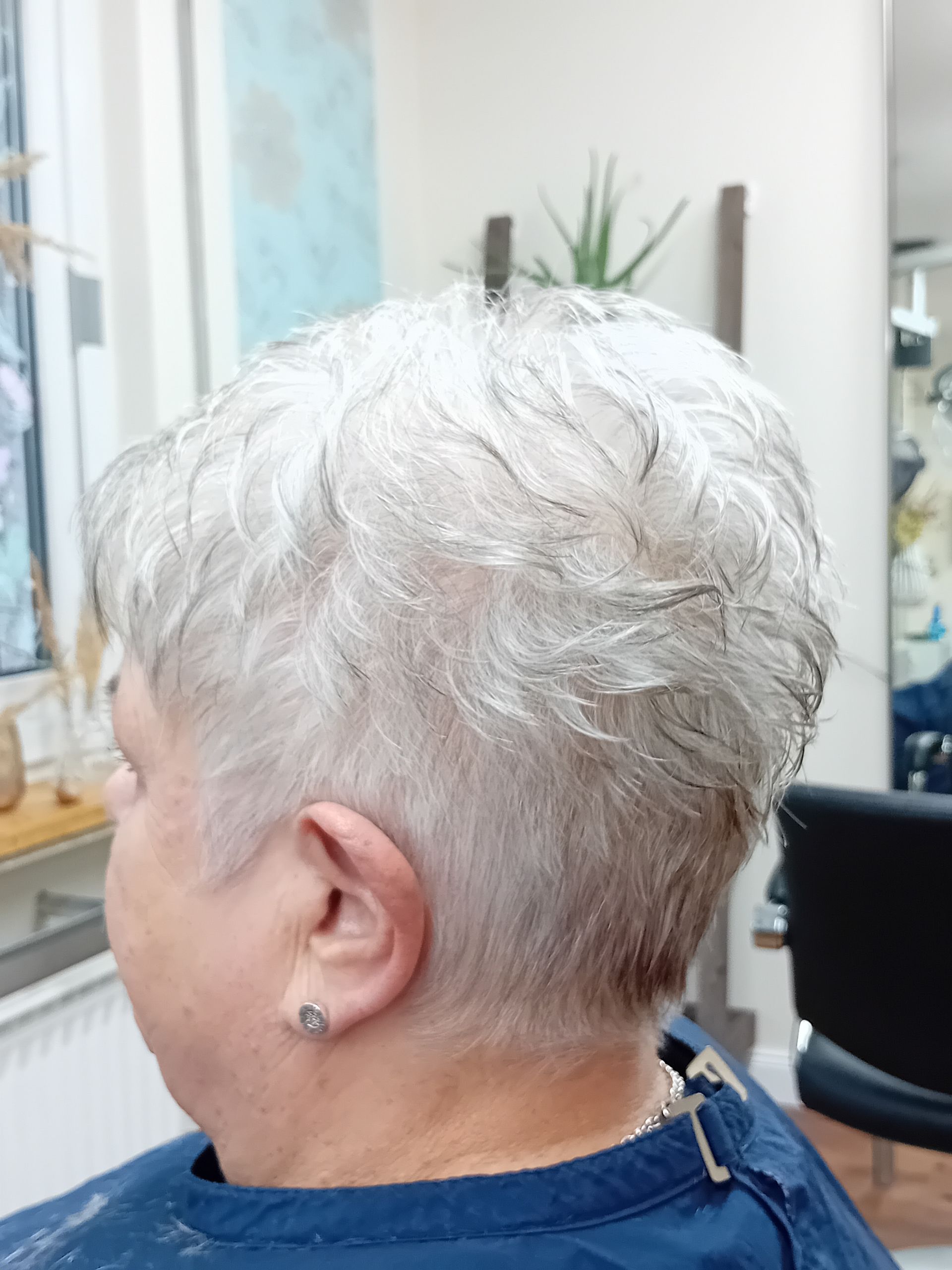 Schulterlanges Haar mit kühlem Blond und präzisem Schnitt