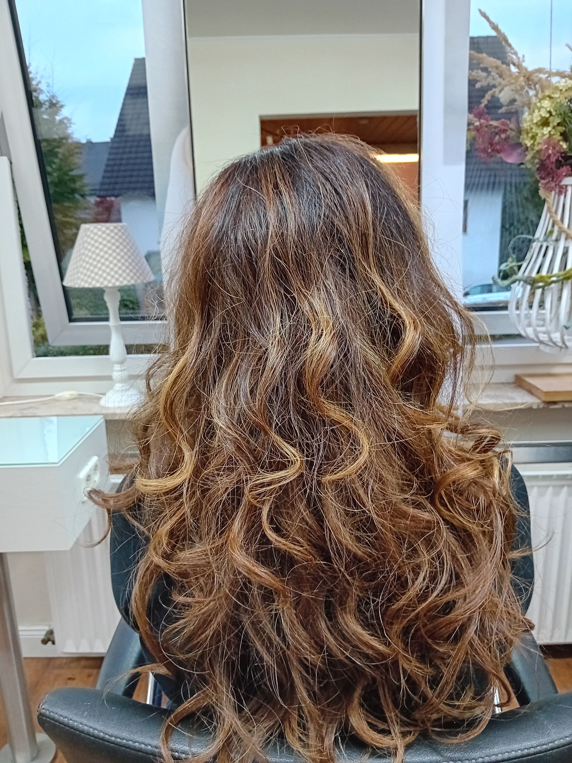 Lockenstyling mit sanften Wellen für mittellanges Haar