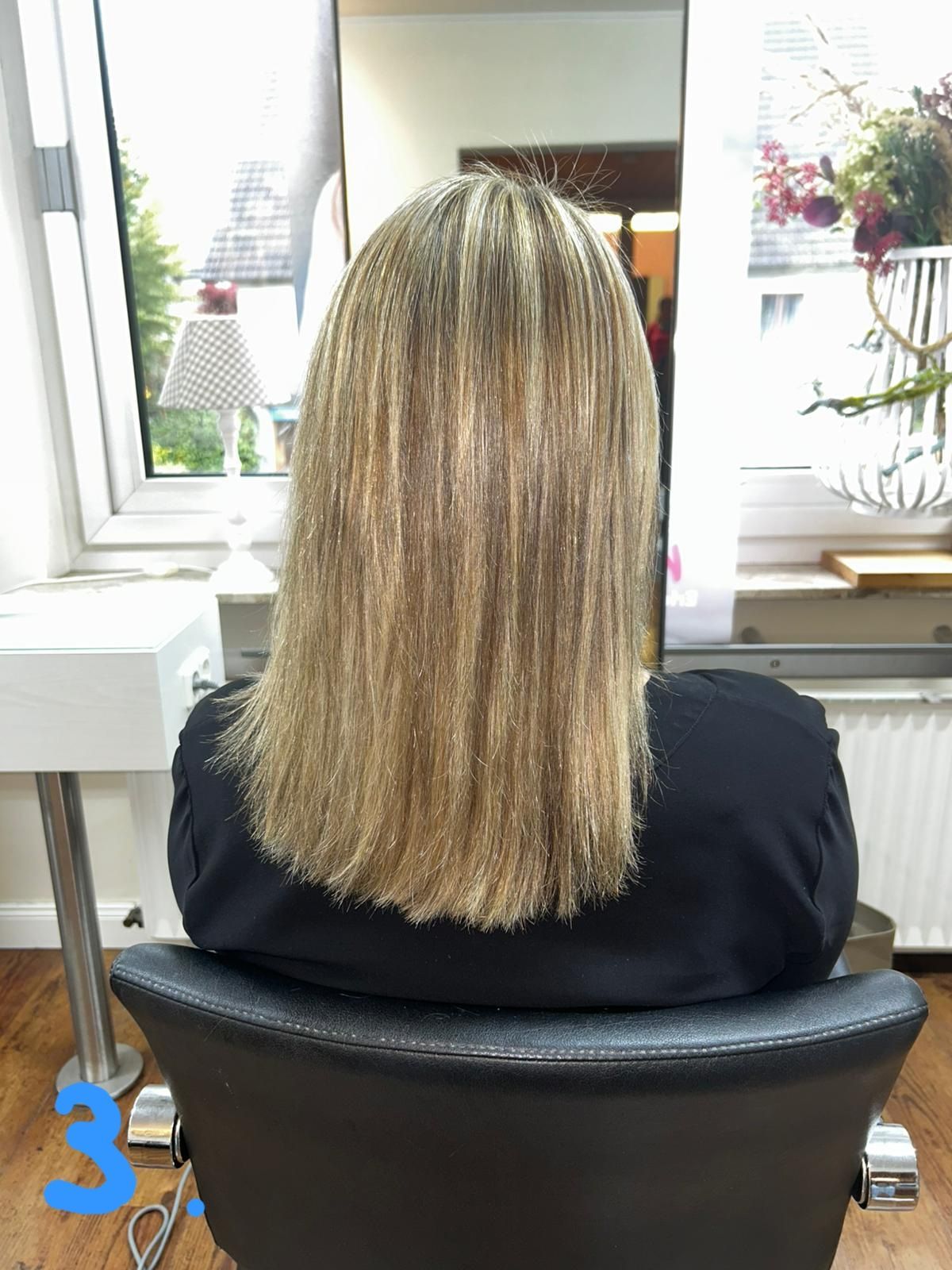 Schulterlanges Haar mit kühlem Blond und präzisem Schnitt