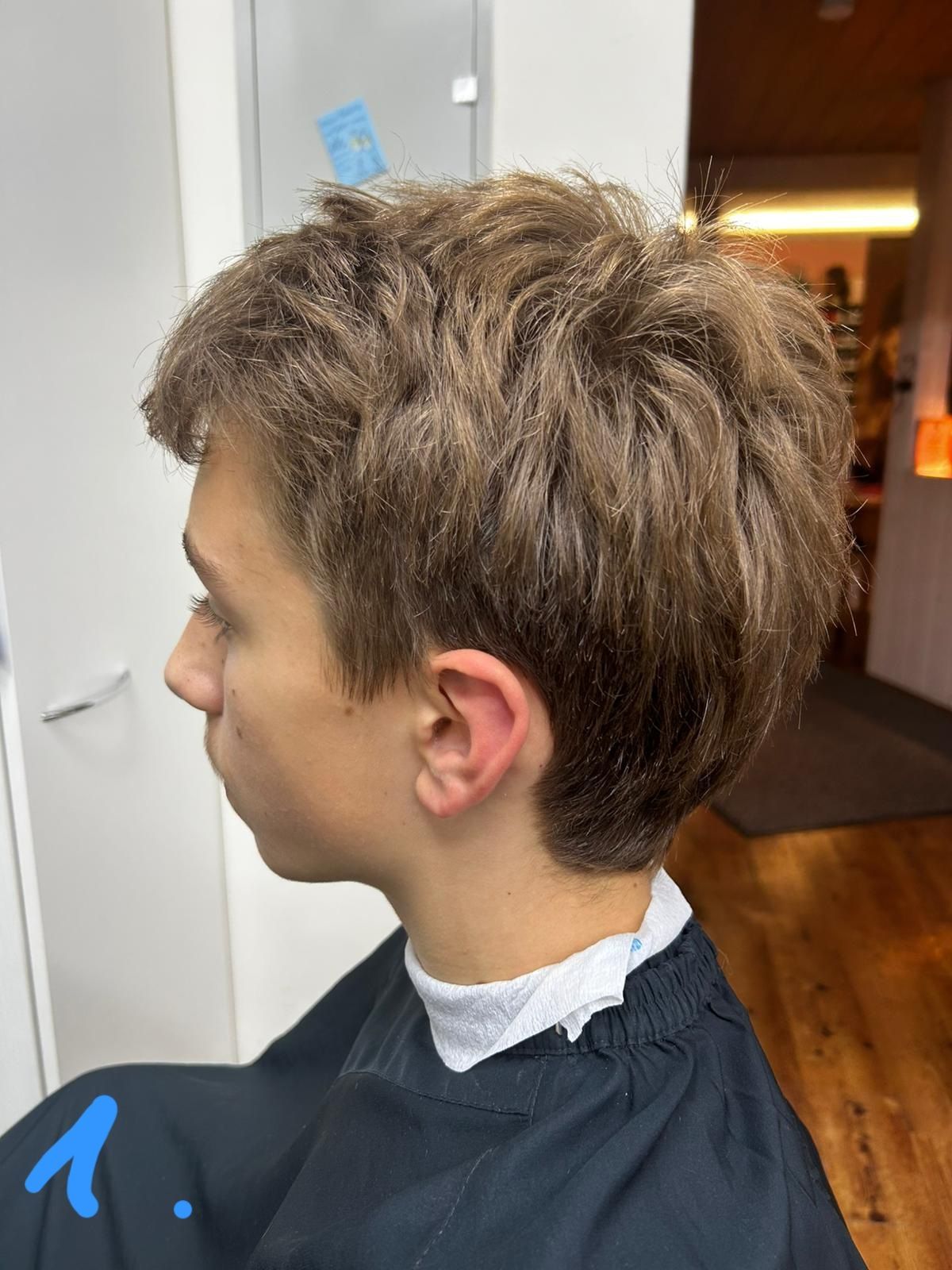 Moderner Herrenhaarschnitt mit Übergang und Struktur