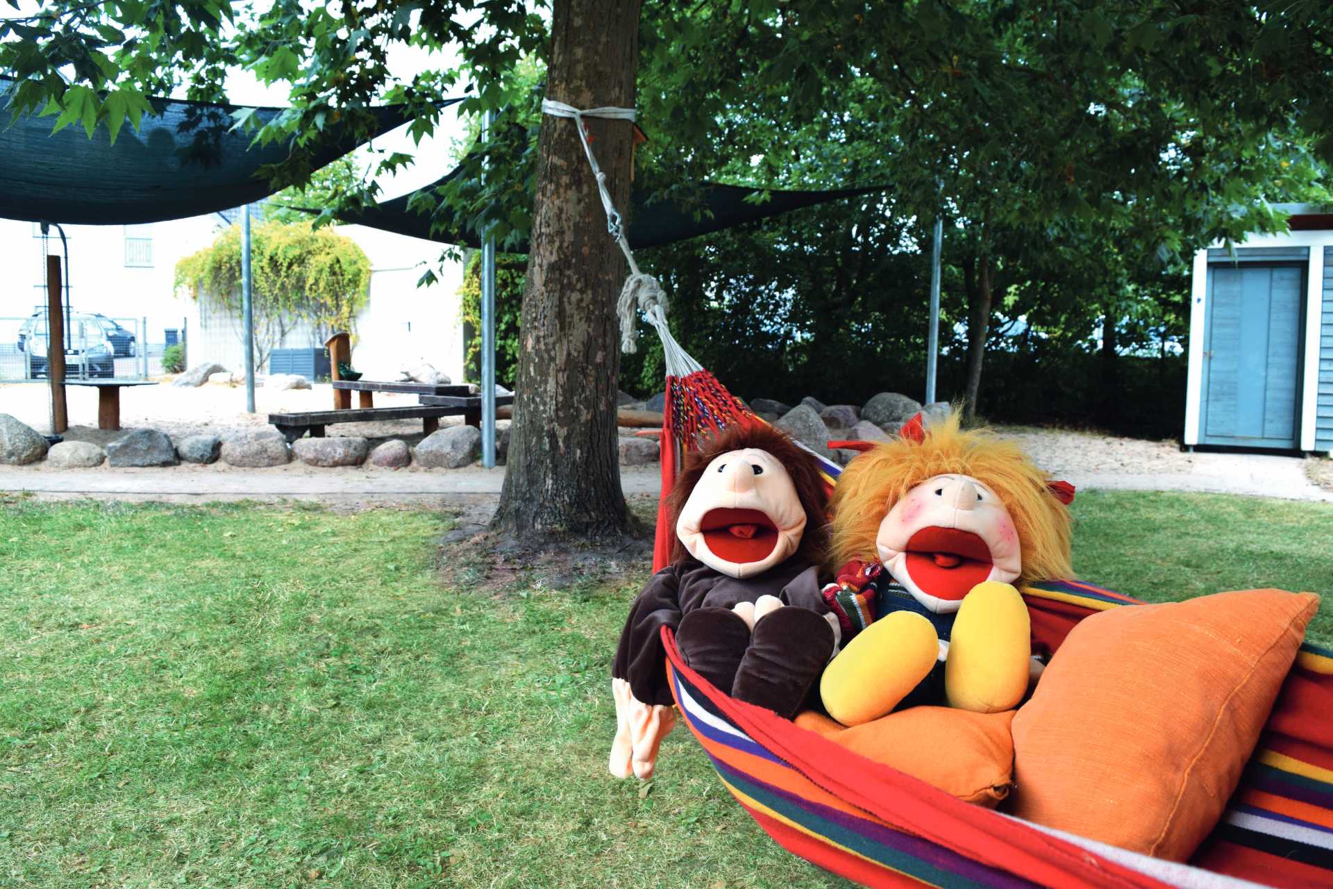 Zwei Puppen in Hängematte