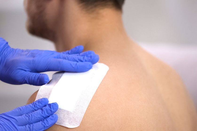 Pflaster wird aufgeklebt