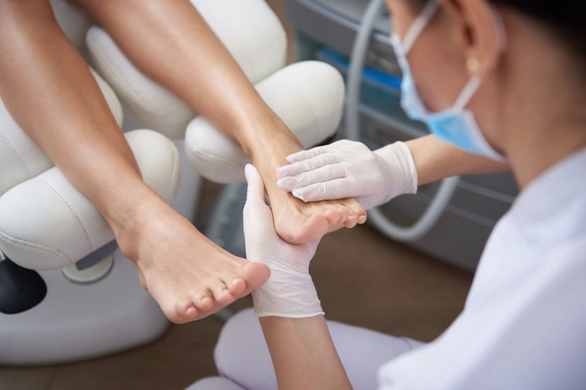 Arzt behandelt Füße