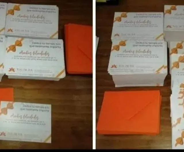 Una pila de tarjetas de presentación con el nombre Andrey en ellas.