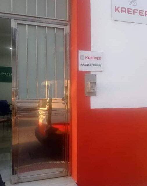 Un edificio rojo y blanco con un cartel que dice Kaefer.