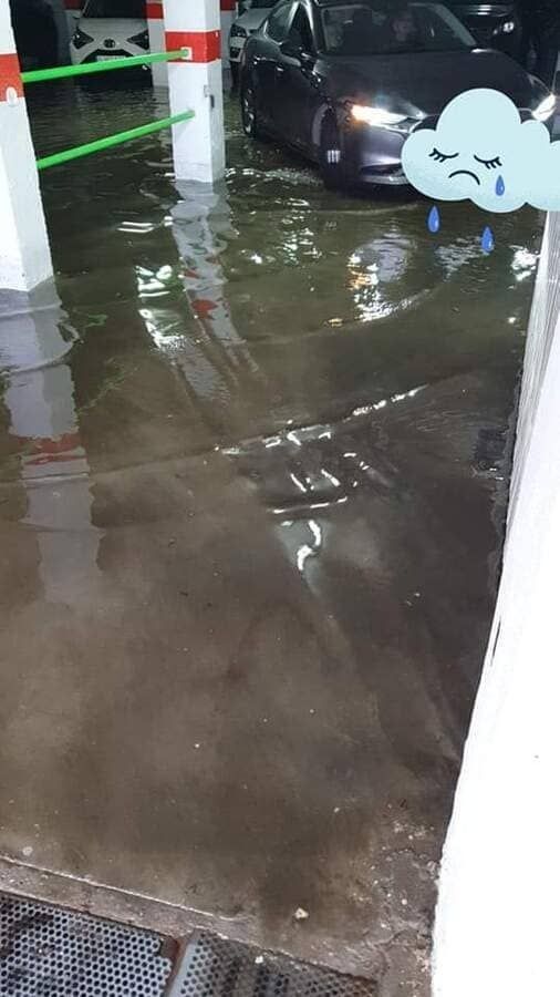Un coche está estacionado en un estacionamiento inundado.