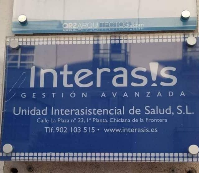 Un cartel azul que dice interasis.