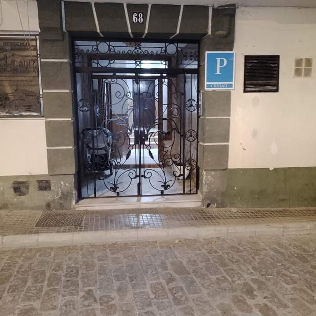 Un edificio con el número 63