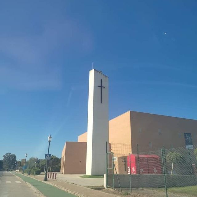 Un gran edificio con una cruz encima.