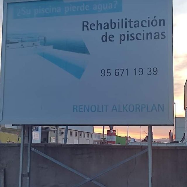 Un cartel que dice rehabilitación de piscinas.