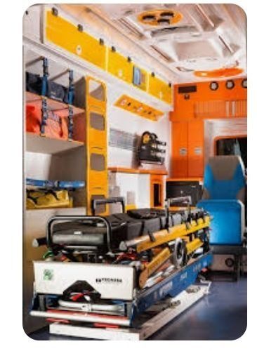 El interior de una ambulancia con una cama y estantes.